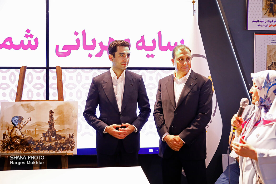 فروش تابلوهای نقاشی قیر و نفت برای حمایت از انجمن اتیسم در نمایشگاه نفت تهران