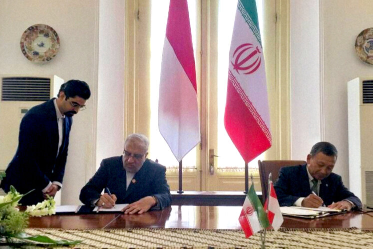 Iran, Indonesia sign documents on oil, gas cooperation