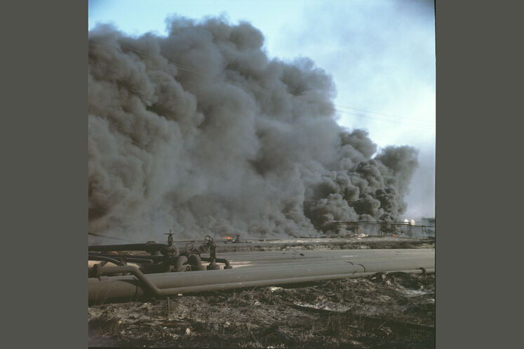 تخریب بخشی از پالایشگاه آبادان بر اثر حمله ارتش رژیم بعث عراق