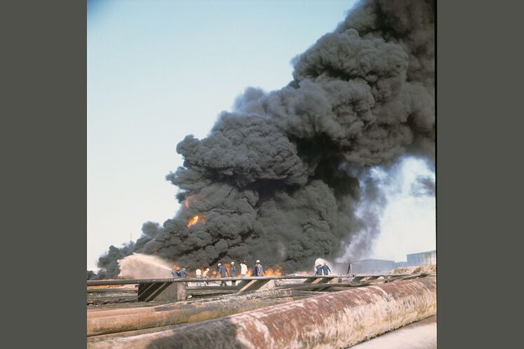 تخریب بخش از پالایشگاه آبادان در اثر حمله ارتش رژیم بعث عراق