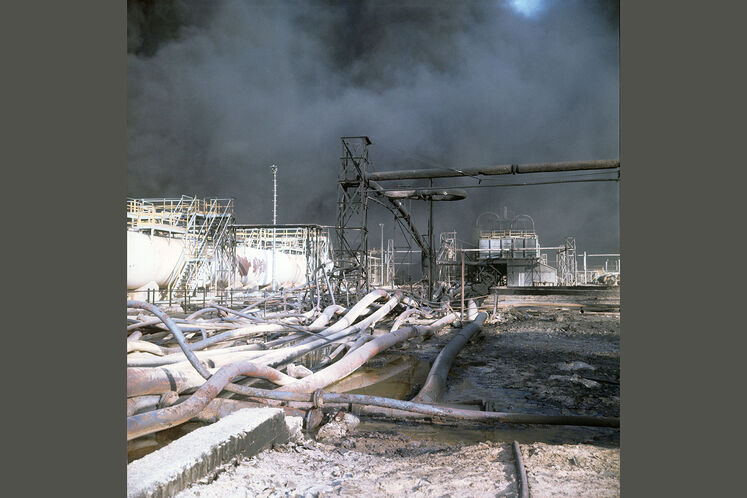 تخریب بخش از پالایشگاه آبادان در اثر حمله ارتش رژیم بعث عراق