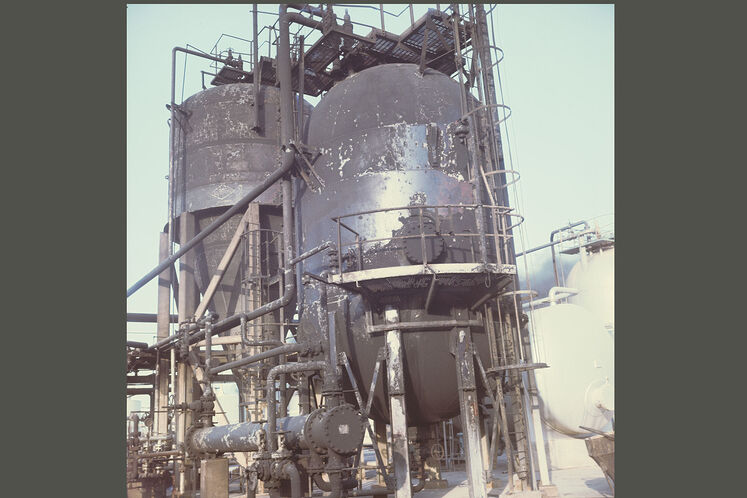 تخریب بخشی از پالایشگاه آبادان در اثر حمله ارتش رژیم بعث عراق