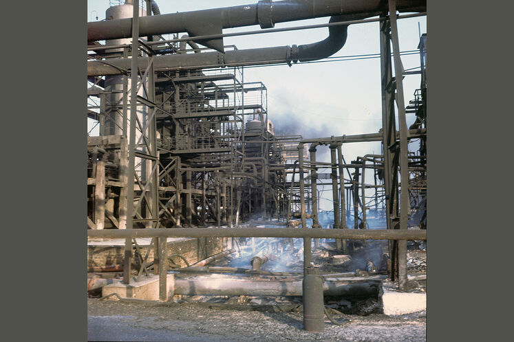 تخریب بخشی از پالایشگاه آبادان بر اثر حمله ارتش رژیم بعث عراق