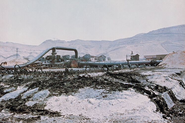 تخریب بخشی از پالایشگاه آبادان بر اثر حمله ارتش رژیم بعث عراق