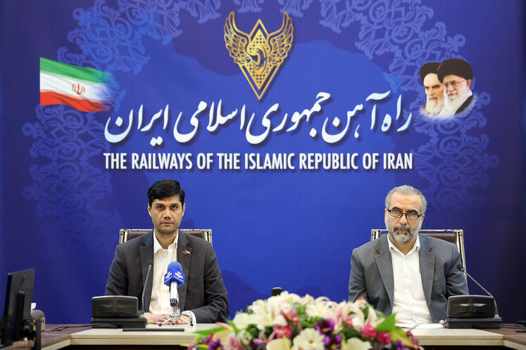 از راست: حسین آبنیکی،مدیرعامل شرکت بهینهسازی مصرف سوخت و سید میعاد صالحی، مدیرعامل شرکت راهآهن جمهوری اسلامی ایران