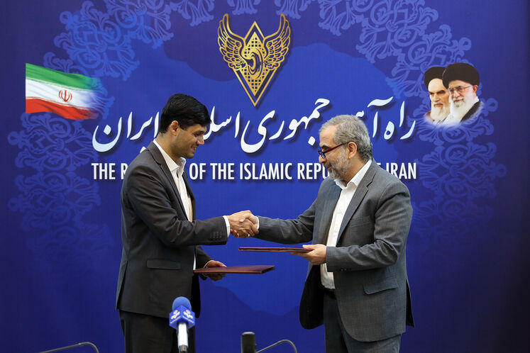 از راست: حسین آبنیکی،مدیرعامل شرکت بهینهسازی مصرف سوخت و سید میعاد صالحی، مدیرعامل شرکت راهآهن جمهوری اسلامی ایران