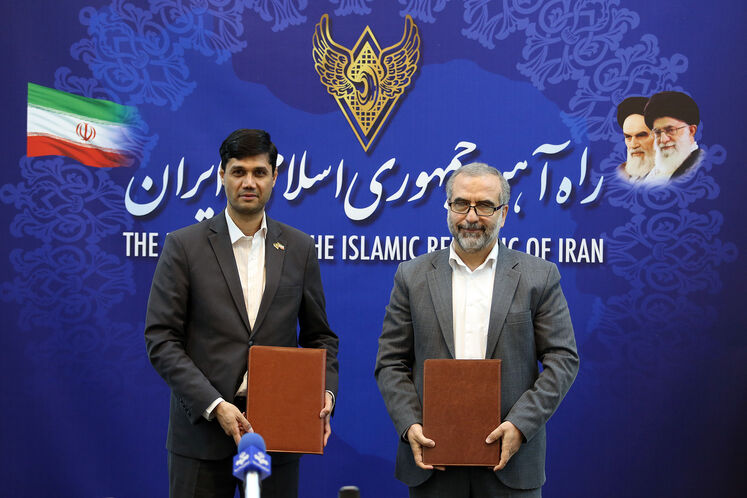 از راست: حسین آبنیکی،مدیرعامل شرکت بهینهسازی مصرف سوخت و سید میعاد صالحی، مدیرعامل شرکت راهآهن جمهوری اسلامی ایران