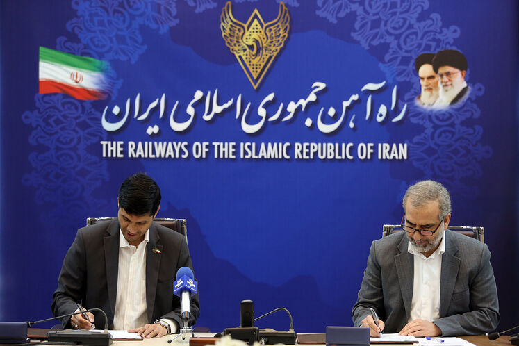از راست: حسین آبنیکی،مدیرعامل شرکت بهینهسازی مصرف سوخت و سید میعاد صالحی، مدیرعامل شرکت راهآهن جمهوری اسلامی ایران