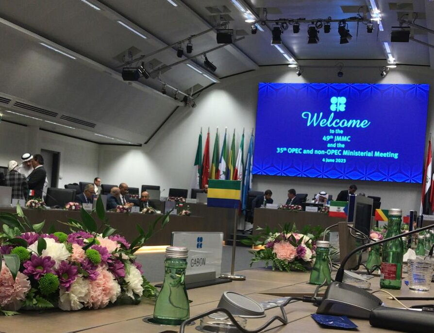 مجموع تولید اوپکپلاس در ۲۰۲۴ به ۴۰.۴۶ میلیون بشکه میرسد/ عربستان روزانه یک میلیون بشکه دیگر از تولید خود میکاهد مجموع تولید اوپکپلاس در ۲۰۲۴ به ۴۰.۴۶ میلیون بشکه میرسد/ عربستان روزانه یک میلیون بشکه دیگر از تولید خود میکاهد