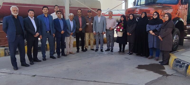 نخستین بانوی راننده نفتکش در منطقه شاهرود آغاز بهکار کرد نخستین بانوی راننده نفتکش در منطقه شاهرود آغاز بهکار کرد