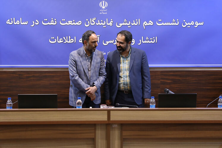 از راست: علی فروزنده، مدیرکل روابط عمومی وزارت نفت و فرشاد مهدیپور، معاون امور مطبوعاتی وزیر فرهنگ و ارشاد اسلامی