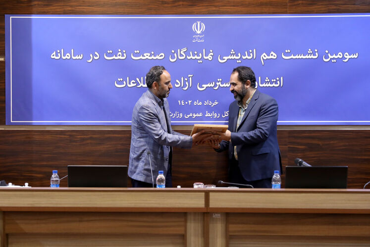 از راست: علی فروزنده، مدیرکل روابط عمومی وزارت نفت و فرشاد مهدیپور، معاون امور مطبوعاتی وزیر فرهنگ و ارشاد اسلامی