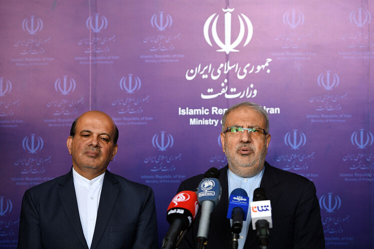 از راست: جواد اوجی، وزیر نفت و محسن خجسته مهر، مدیر عامل شرکت ملی نفت ایران