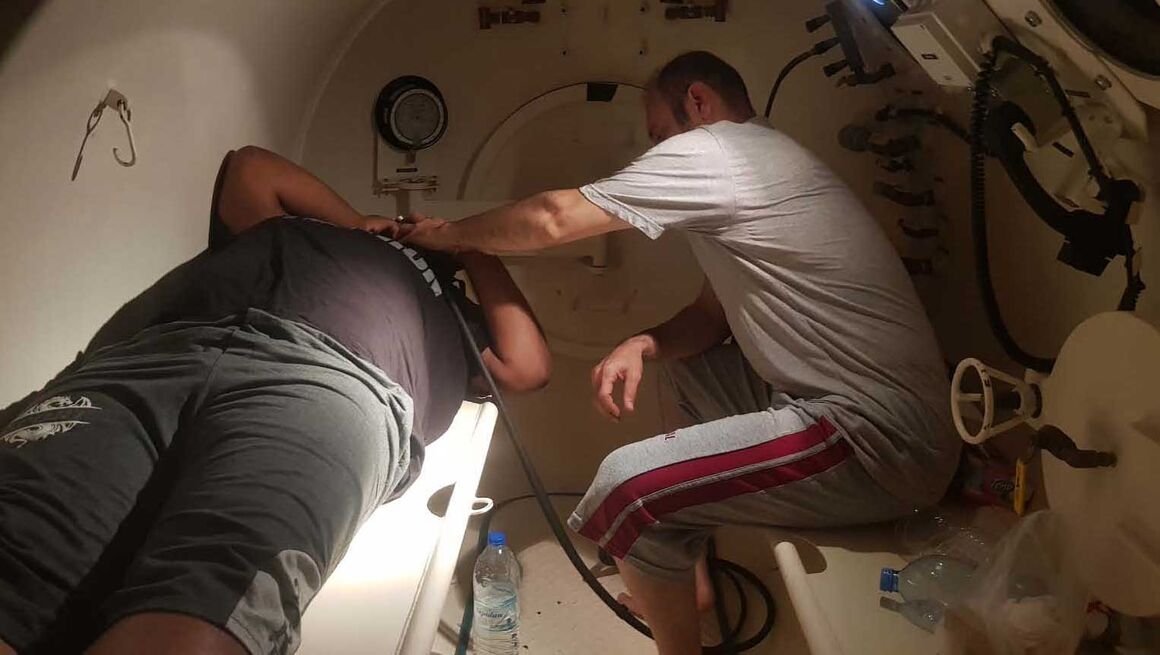 امدادرسانی واحد تعمیرات زیرآب شرکت نفت فلات قاره به یکی از غواصان بومی امدادرسانی واحد تعمیرات زیرآب شرکت نفت فلات قاره به یکی از غواصان بومی