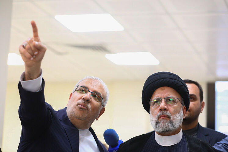 از راست: سیدابراهیم رئیسی، رئیس‌جمهوری و جواد اوجی، وزیر نفت