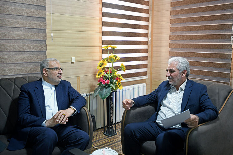 از راست: روانبخش دیهیم خوب، فرماندار شهرستان گچساران و جواد اوجی، وزیر نفت
