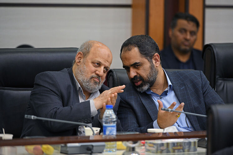 از راست: علی فروزنده، مدیرکل روابط عمومی وزارت نفت و علیرضا ضیغمی، مشاور وزیر نفت