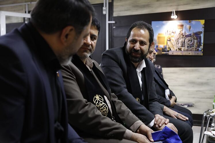 بازدید جمعی از مدیران نفتی از بخش دریایی پروژه خط لوله گاز بندرعباس - لافت - گورزین