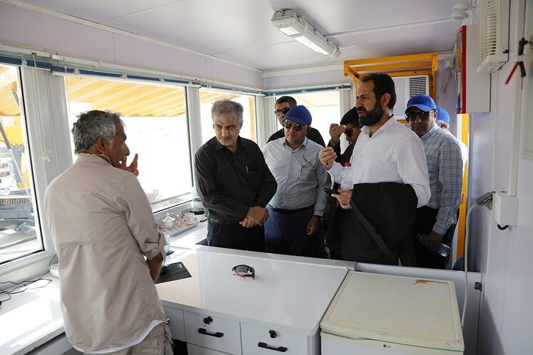 بازدید جمعی از مدیران نفتی از بخش دریایی پروژه خط لوله گاز بندرعباس - لافت - گورزین