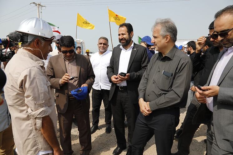 بازدید جمعی از مدیران نفتی از بخش دریایی پروژه خط لوله گاز بندرعباس - لافت - گورزین