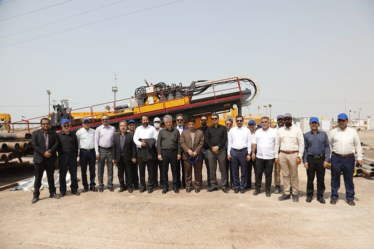 بازدید جمعی از مدیران نفتی از بخش دریایی پروژه خط لوله گاز بندرعباس - لافت - گورزین