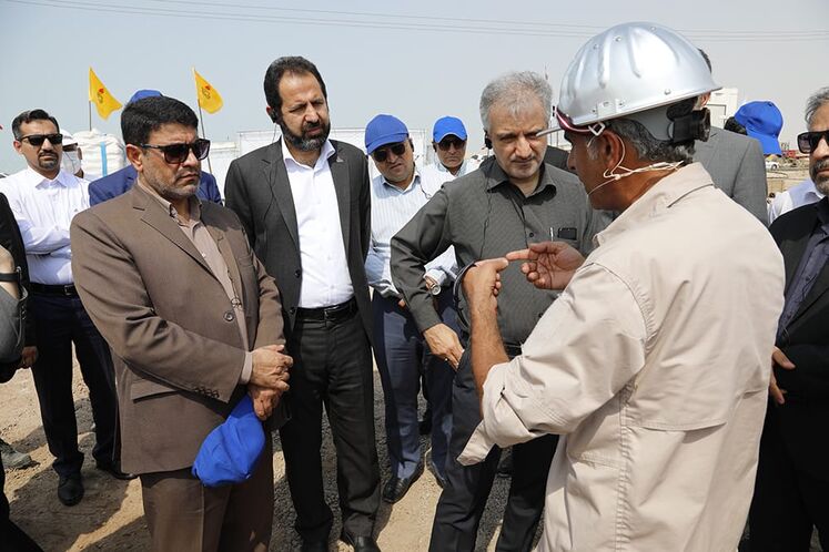 بازدید جمعی از مدیران نفتی از بخش دریایی پروژه خط لوله گاز بندرعباس - لافت - گورزین