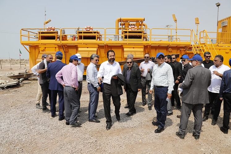 بازدید جمعی از مدیران نفتی از بخش دریایی پروژه خط لوله گاز بندرعباس - لافت - گورزین
