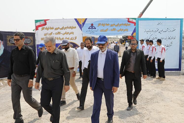 بازدید جمعی از مدیران نفتی از بخش دریایی پروژه خط لوله گاز بندرعباس - لافت - گورزین