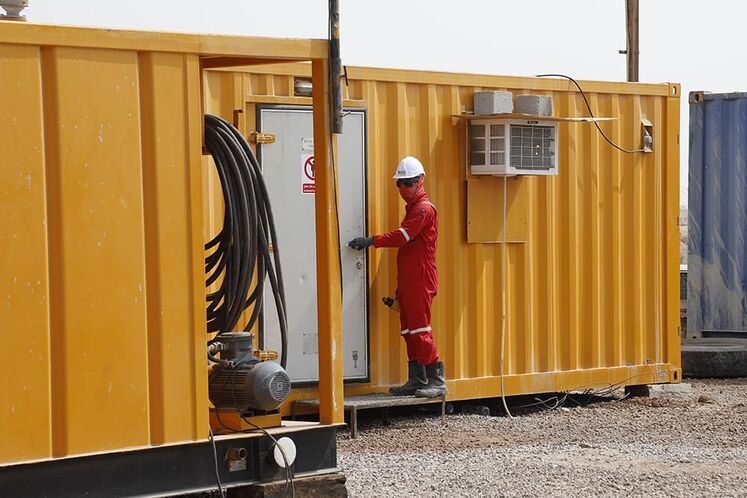 بازدید جمعی از مدیران نفتی از بخش دریایی پروژه خط لوله گاز بندرعباس - لافت - گورزین