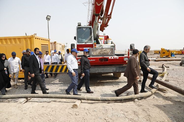 بازدید جمعی از مدیران نفتی از بخش دریایی پروژه خط لوله گاز بندرعباس - لافت - گورزین