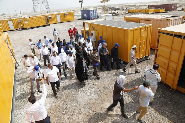 بازدید جمعی از مدیران نفتی از بخش دریایی پروژه خط لوله گاز بندرعباس - لافت - گورزین