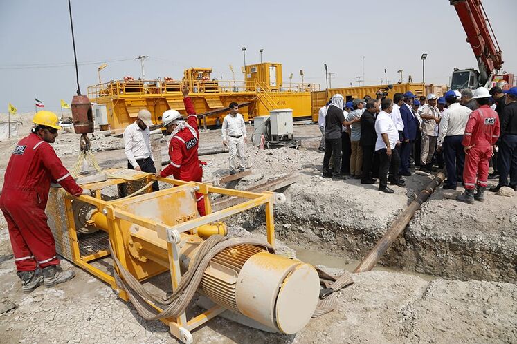 بازدید جمعی از مدیران نفتی از بخش دریایی پروژه خط لوله گاز بندرعباس - لافت - گورزین