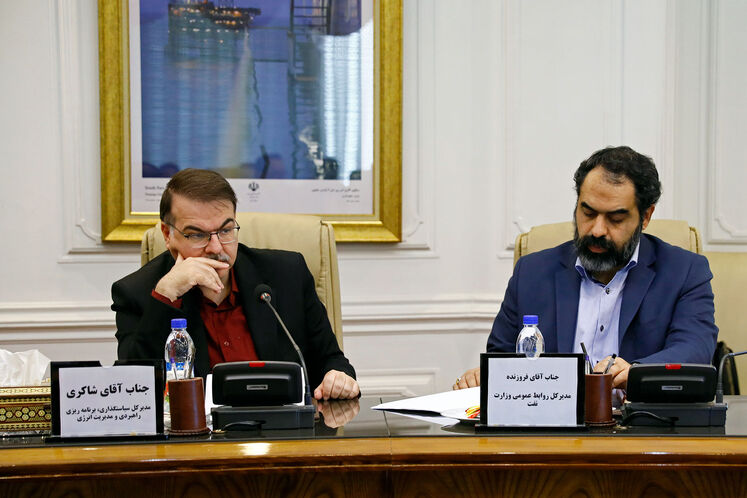 از راست: علی فروزنده، مدیرکل روابط عمومی وزارت نفت و امید شاکری، مدیر کل سیاستگذاری، برنامه ریزی راهبردی و مدیریت انرژی