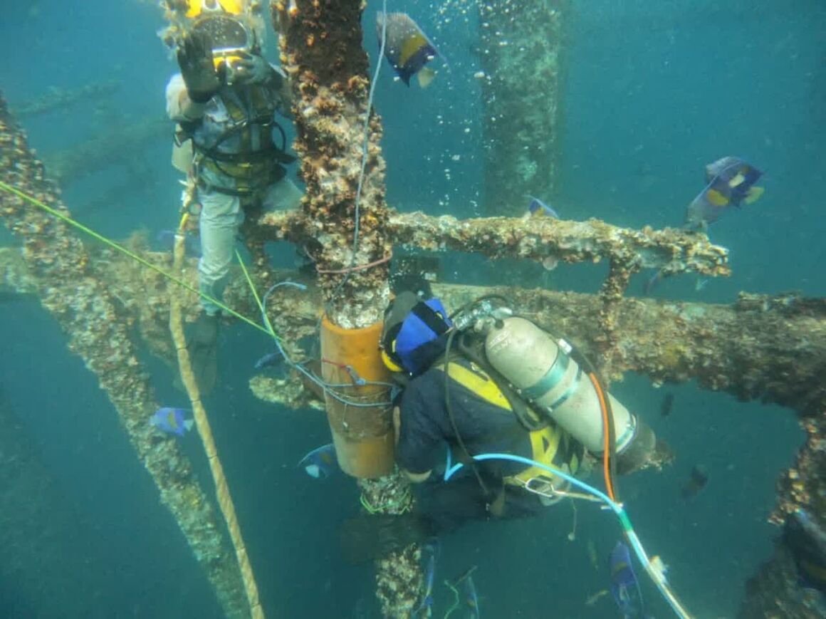 تعمیر خط لوله ۲۴ اینچ مجتمع دریایی ابوذر در عمق ۴۲ متری آب‌های خلیج‌فارس