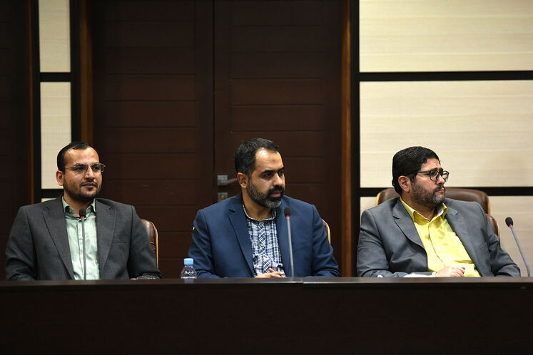 از راست: بابک دارابی، مدیر نظارت بر طرح‌های عمرانی مناطق نفت‌خیز، علی فرزونده، مدیرکل روابط عمومی وزارت نفت و 