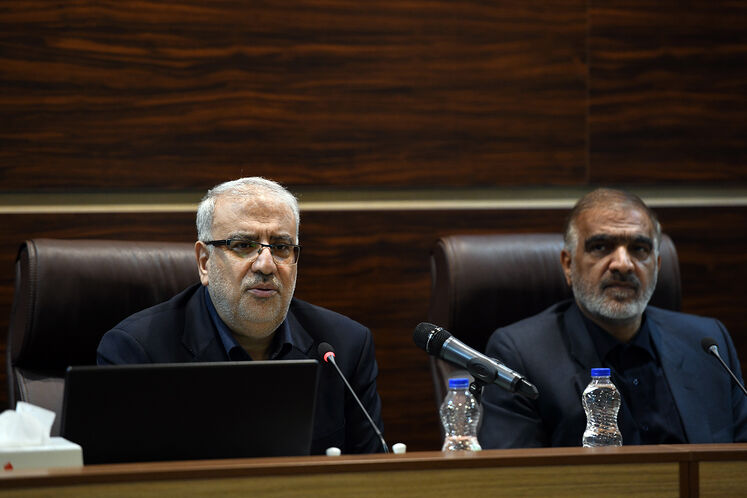 از راست: فریدون حسنوند، رئیس کمیسیون انرژی مجلس شورای اسلامی و جواد اوجی، وزیر نفت