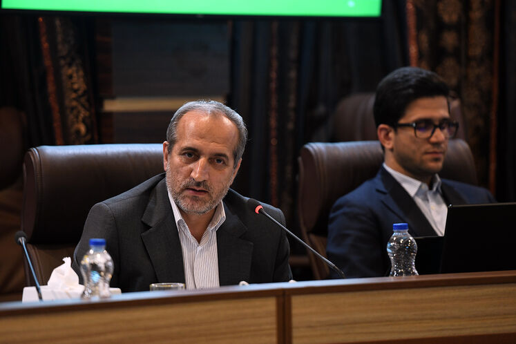 از راست:  محمد صادق عظیمی‌فر، دستیار وزیر نفت و مجید چگنی، مدیرعامل شرکت ملی گاز ایران