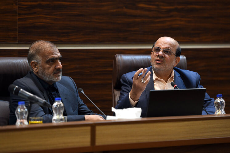 از راست: محسن خجسته‌مهر، مدیرعامل شرکت ملی نفت و فریدون حسنوند، رئیس کمیسیون انرژی مجلس شورای اسلامی