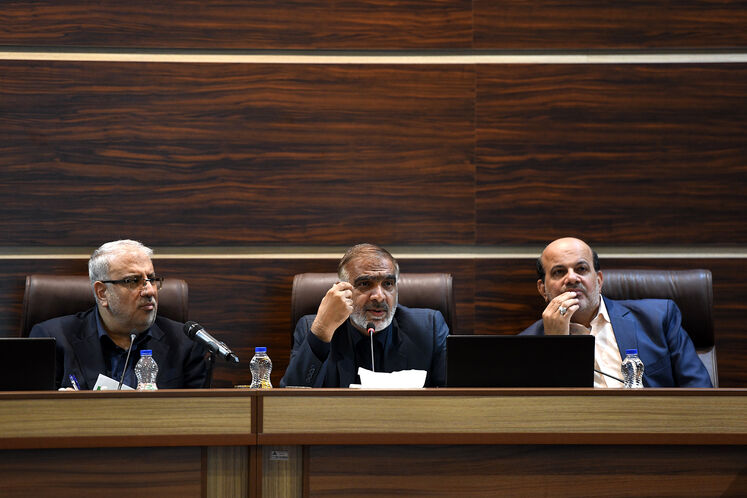 از راست: محسن خجسته‌مهر، مدیرعامل شرکت ملی نفت، فریدون حسنوند، رئیس کمیسیون انرژی مجلس شورای اسلامی و جواد اوجی، وزیر نفت