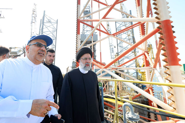 بازدید سید ابراهیم رئیسی، رئیس جمهور از سکوی فاز ۱۱ میدان گازی پارس جنوبی