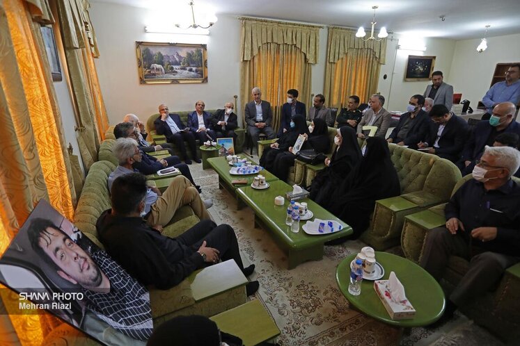 دیدار جواد اوجی، وزیر نفت با خانواده شهدا