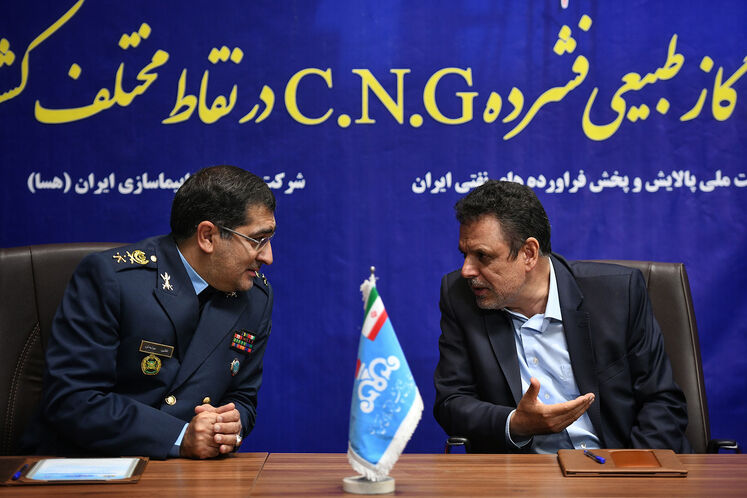 از راست: جلیل سالاری، مدیرعامل شرکت ملی پالایش و پخش فرآوردههای نفتی و  افشین خواجهفرد، رئیس هیئت مدیره شرکت صنایع هواپیماسازی ایران (هسا)