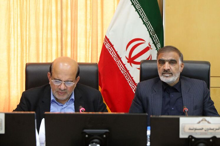 از راست: فریدون حسنوند، رئیس کمیسیون انرژی مجلس و محسن خجسته‌مهر، مدیرعامل شرکت ملی نفت ایران 