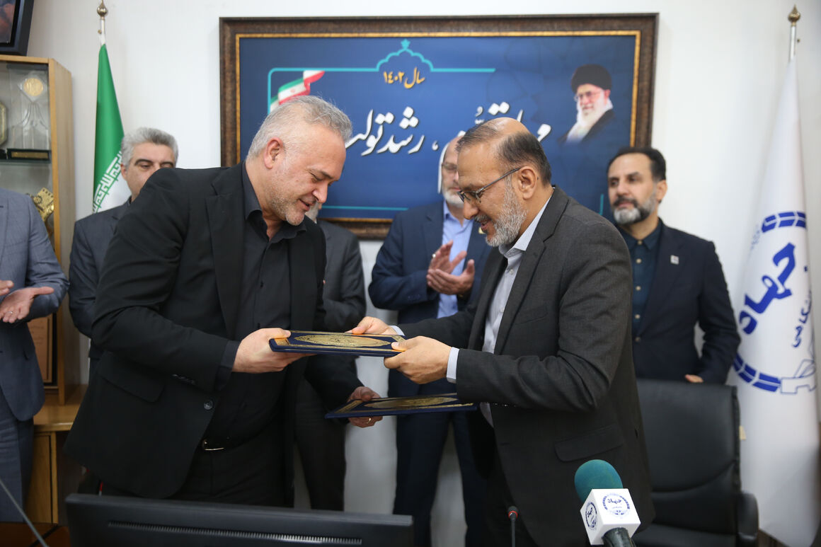 قرارداد ساخت لوله مغزی سیار بین جهاد دانشگاهی و زیرمجموعه ستاد اجرایی فرمان امام (ره) امضا شد
