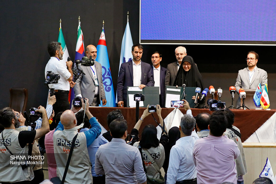 MoUs, contracts signed at 17th IranPlast International Exhibition