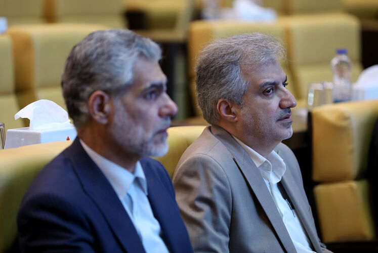 از راست: وحیدرضا زیدی‌فرد، معاون وزیر نفت  در امور مهندسی، پژوهش و فناوری و عبدالحسین بیات، رئیس صندوق‌های بازنشستگی صنعت نفت، 