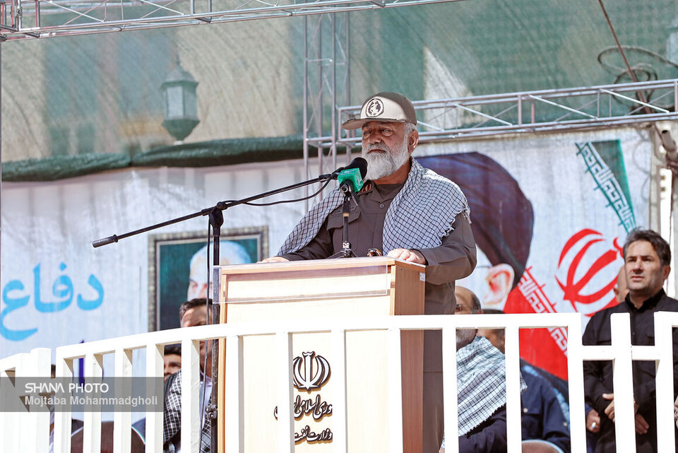 کارکنان صنعت نفت در جبهه جنگ و خط مقدم دفاع از اقتصاد کشور هستند کارکنان صنعت نفت در جبهه جنگ و خط مقدم دفاع از اقتصاد کشور هستند