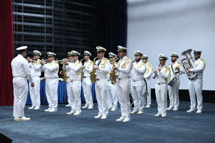 اجرای واحد موزیک منطقه یکم نیروی دریایی ارتش در بندرعباس طی دومین نشست هم‌اندیشی مدیران شرکت‎های پالایش گاز کشور