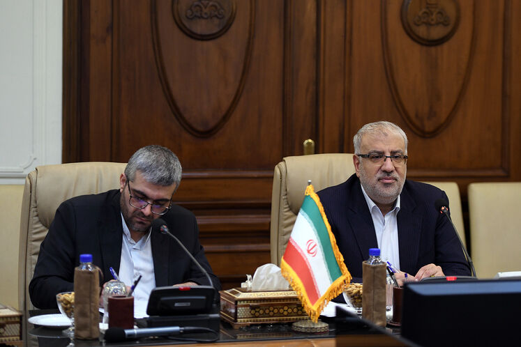 جواد اوجی، وزیر نفت و احمد اسدزاده، معاون امور بین‌الملل و بازرگانی وزیر نفت
