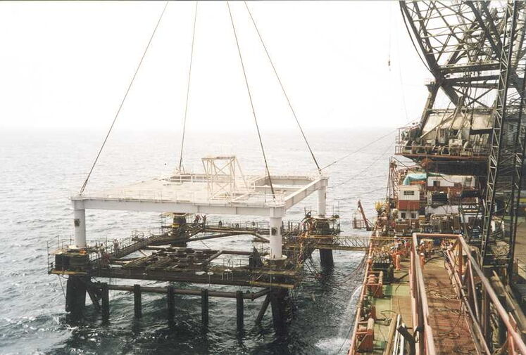 میدان گازی پارس جنوبی هم واقع در آبهای سرزمینی ایران و قطر و مشترک بین دو کشور با وسعت ۹۷۰۰ کیلومترمربع و در عمق ۳۰۰۰ متری زیر کف دریا، عظیمترین میدان گازی جهان است  که با ساحل بندر عسلویه ۱۰۵ کیلومتر فاصله دارد. (مراحل ساخت سکوی بهرهبرداری فاز ۲ و ۳ در سال ۱۳۷۹)